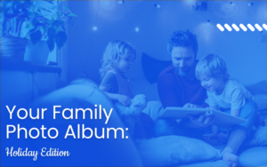 Familia disfrutando juntos de un álbum de fotos familiares de vacaciones en una acogedora habitación iluminada de azul.