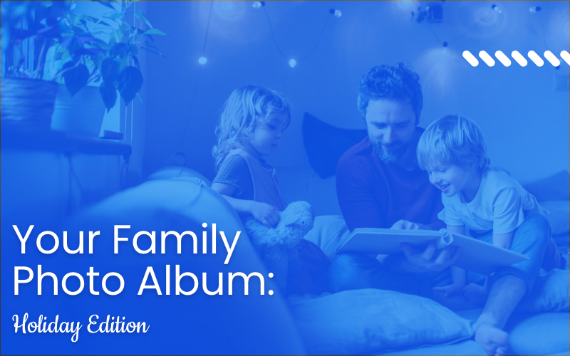 Familie genießt gemeinsam ein Urlaubsfotoalbum in einem gemütlichen, blau erleuchteten Raum.